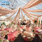 Dekorasi Tenda Pernikahan Di Luar Ruangan Dengan Set Meja Koktail Berwarna-warni